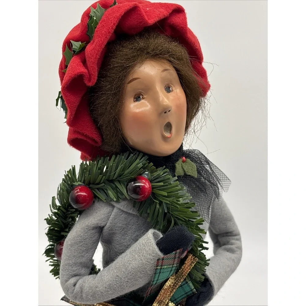 Vintage Byers Choice Caroler Woman Selling holding wreath 2000